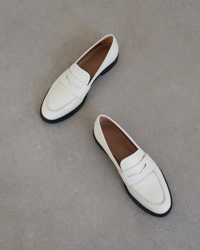 White Shoes Flattered Sara Leather Loafers | QCAWA97065